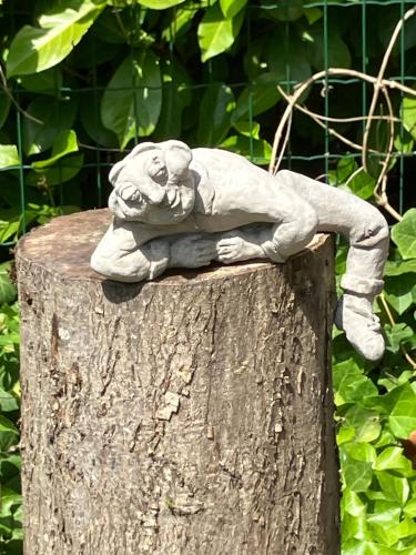 a statue of a child sleeping on top of a tree stump at De Epicurist in Hasselt