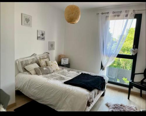 une chambre avec un grand lit avec une fenêtre dans l'établissement Loue étage, à Saint-Pavace