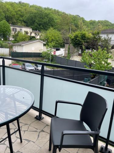d'une chaise et d'une table sur un balcon. dans l'établissement Villa Foch, à Cenon