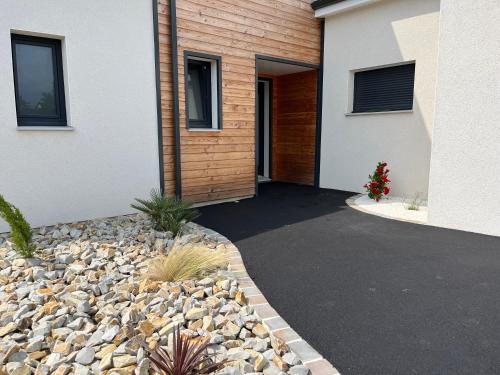 une maison avec une allée en gravier en face d'une maison dans l'établissement Loue étage, à Saint-Pavace