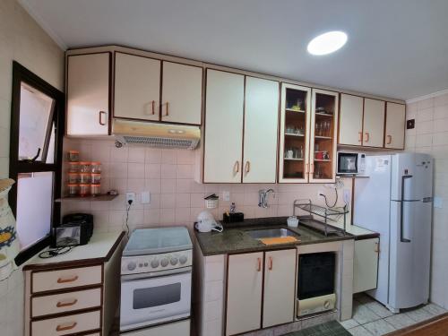 Kuchyň nebo kuchyňský kout v ubytování Cobertura linda a 6 min Praia Tenório em Ubatuba