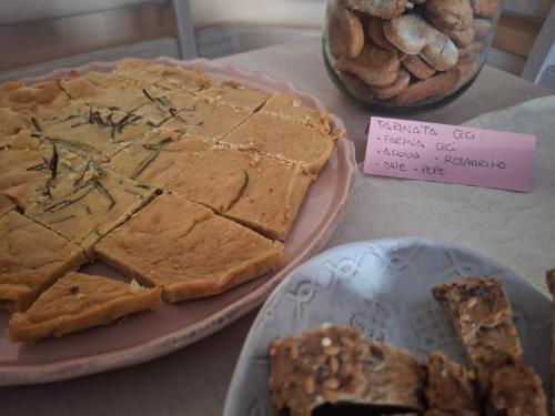 a table topped with a pie and a plate of bread at B&B Picchio in Madonna di Fornelli