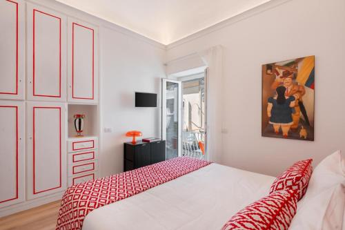 une chambre avec un lit et un tableau au mur dans l'établissement Casina Caprese, à Capri