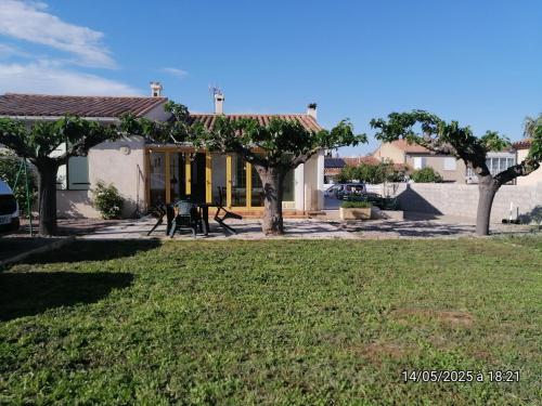 une vue d'une cour avec une maison dans l'établissement Villa 4 chambres, à Montblanc