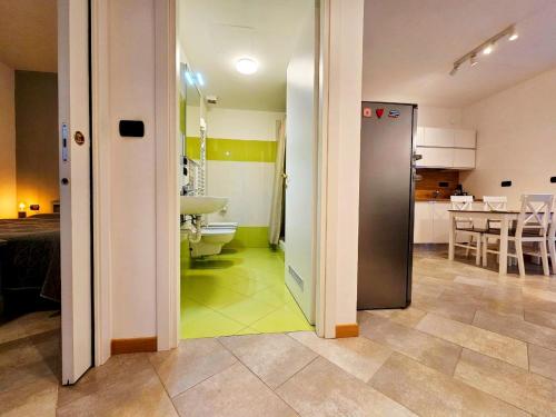 a room with a bathroom and a kitchen with a toilet at Nido del Golf in Albisola Superiore