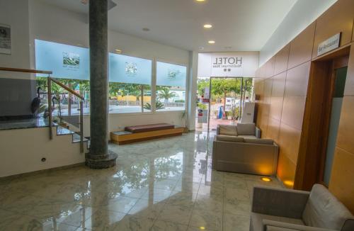 un vestíbulo de un hotel con sala de espera en Hotel Mediterrani Blau, en Sant Jaume d'Enveja