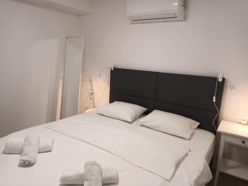 Posteľ alebo postele v izbe v ubytovaní Beachfront House Ivana with Pool - renovated 2025