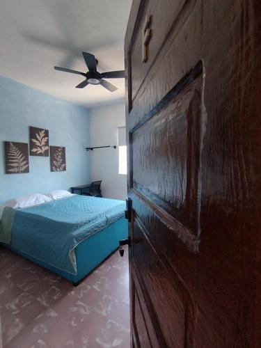 a bedroom with a bed and a wooden door at DGM Lofts MTY MN 960 F centro cerca de todo in Monterrey