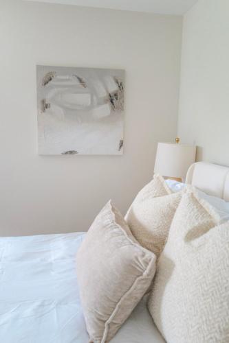 Katil atau katil-katil dalam bilik di New Haven Staycation Near Yale Washer and Dryer Groups