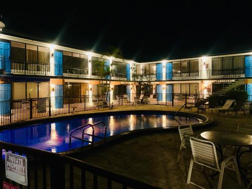 Bazén v ubytování Avalon Resort of Deerfield Beach nebo v jeho okolí