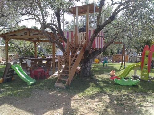 Area giochi per bambini di Rent Rooms Alexiou