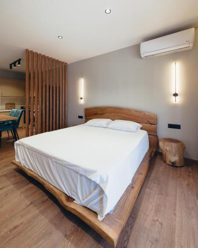ein Schlafzimmer mit einem großen Bett und einem Tisch in der Unterkunft Azure blue in Sarandë