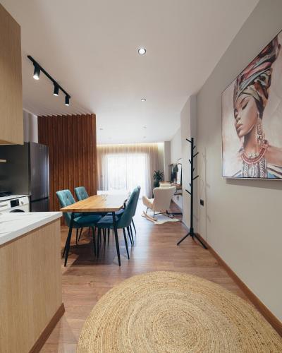 eine Küche und ein Esszimmer mit Tisch und Stühlen in der Unterkunft Azure blue in Sarandë