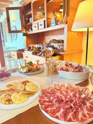 a table with plates of food on top of it at Asolo Norah's Hill Agri Rooms in Caenere