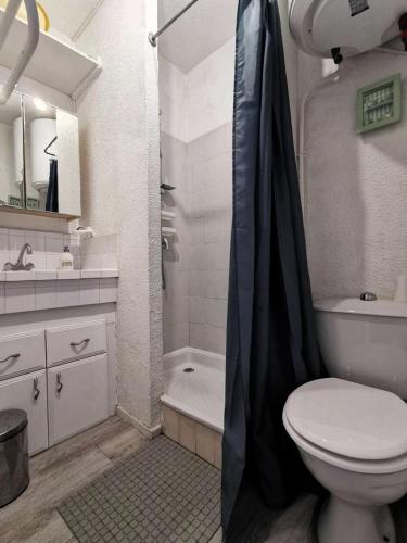 une salle de bain avec toilettes, lavabo et douche dans l'établissement Résidence Les Nefs Des Sables - STUDIO AVEC LOGGIA 5 couchages PORT LEUCATE. Réf: 2NEF_21K3 MAE-8323, à Leucate