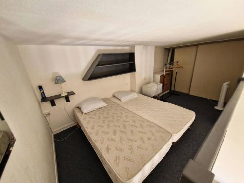 une petite chambre avec un lit dans une pièce dans l'établissement Résidence Grande Bleue - VILLA T2 MEZZANINE 6 couchages PORT LEUCATE. Réf: 3GB_195 MAE-8333, à Leucate