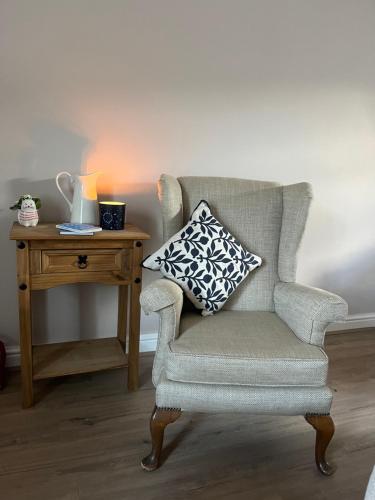 Ein Sitzbereich in der Unterkunft Katys Cottage, Barnoldswick