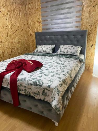 un letto con un fiocco rosso sopra di Villa KAVAZ Vlašić a Gornja Šišava