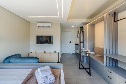 a bedroom with a bed and a sink in a room at Novíssimo - Skyline Parque Moinhos in Porto Alegre