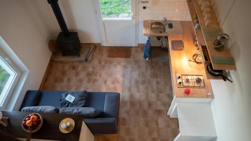 - une vue de tête sur un salon avec un canapé et une cuisine dans l'établissement Maisonnette éco-responsable au bord de l'eau, à Saint-Loup-du-Dorat