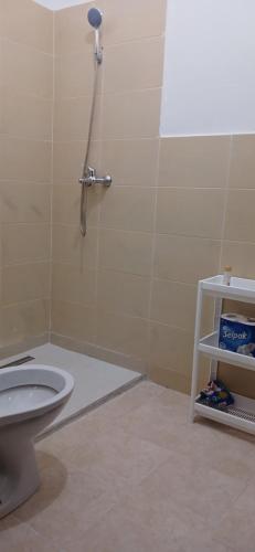 a bathroom with a toilet and a shower at Relax nouvelle ville ibn batouta2 in Oulad Akkou