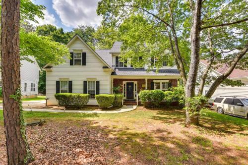 マシューズにあるHome in Matthews with Fenced Yard and Spacious Deck!の前に車が駐車されている家