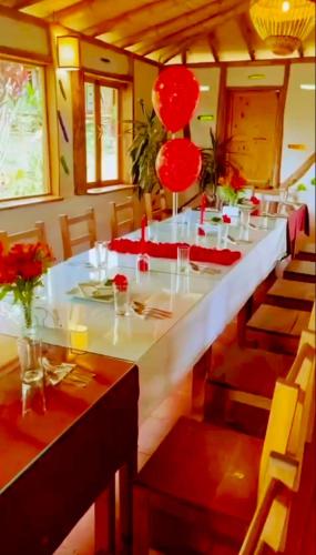 a dining room with a long white table and chairs at Hotel La Casa de Francois in San Agustín