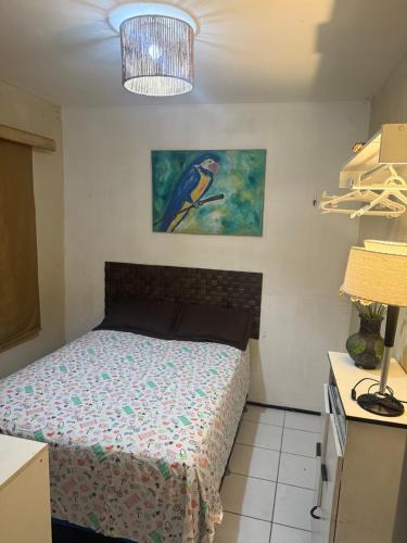 a bedroom with a bed and a painting on the wall at Apartamento mobiliado com dois quartos para locação fixo e mensal in Fortaleza