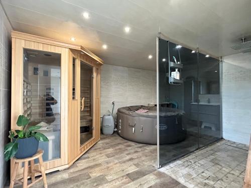 Et badeværelse på Grande Maison 23 Pers Sauna Spa Piscine Pétanque