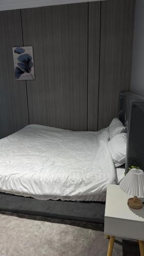 ‘Aryamにあるاستديو انيق بمدخل خاصのベッドルーム1室(白いシーツとデスク付)