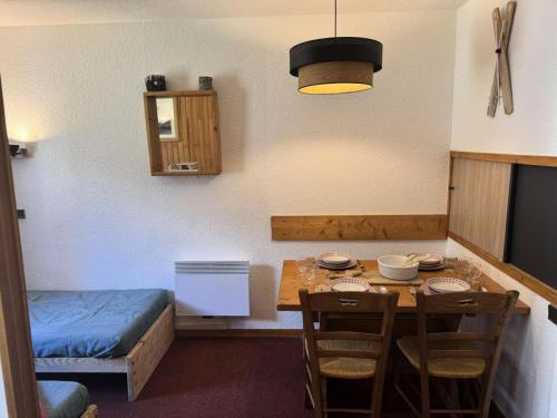 Cette petite chambre comprend une table et un lit. dans l'établissement Résidence Lauziere Dessus - La Lauzière Dessus 27 - Studio divisible avec terrasse plein sud MAE-1904, à Valmorel