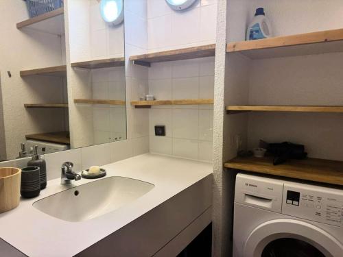 une cuisine avec un évier et une machine à laver dans l'établissement Résidence Lauziere Dessus - La Lauzière Dessus 27 - Studio divisible avec terrasse plein sud MAE-1904, à Valmorel