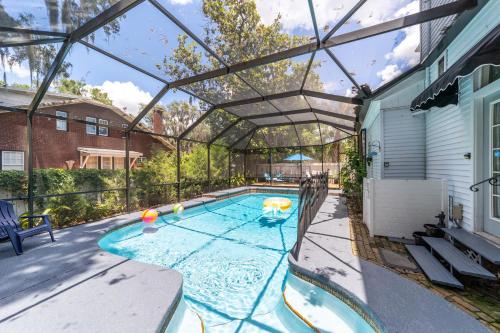 an overhead view of a swimming pool with a pergola at Martin B- historic district apt with pool in Ocala