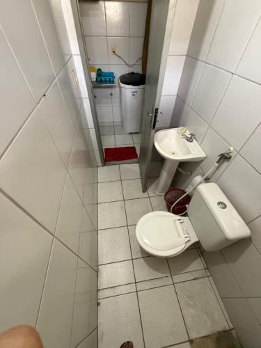 a bathroom with a toilet and a sink at Apartamento mobiliado com dois quartos para locação fixo e mensal in Fortaleza