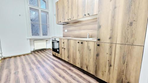 Kuchyň nebo kuchyňský kout v ubytování Spacious Rooms - 15 Min from Airport & City Center, 5 Min from Vienna Main-Bus Station EZ7