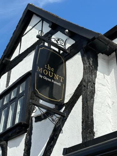 Un certificado, premio, letrero u otro documento en George & Dragon Luxury Holiday Apartment - Henley-in-Arden
