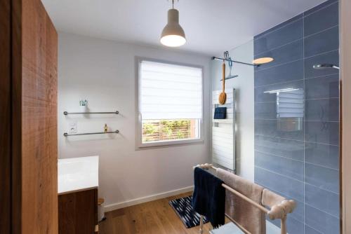 une salle de bain avec un lavabo et une douche dans l'établissement Résidence M08-4p-tregastel - Maison à 300 m. de la plage de Tourony MAE-2043, à Trégastel