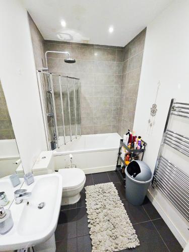 Bilik mandi di Cleave House - Chic & Stylish 3 bed house