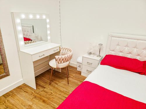 Katil atau katil-katil dalam bilik di Cleave House - Chic & Stylish 3 bed house