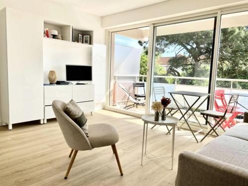 - un salon avec un canapé, une chaise et une table dans l'établissement Résidence Joigny - Studio cabine rénové avec vue sur le bassin – Quartier Notre-Dame, Joigny MAE-8924, à Arcachon