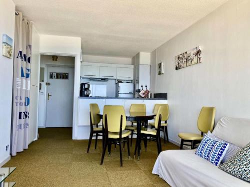 une pièce avec une table et des chaises et une cuisine dans l'établissement Résidence Eugenie - T2 vue Bassin, accès direct plage, Arcachon MAE-8914, à Arcachon