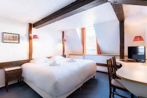 Hôtel Les Trois Lupparsにあるベッド