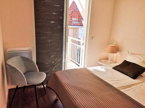 une chambre avec un lit, une chaise et une fenêtre dans l'établissement Résidence Anthinea - Arcachon - T2 vue sur mer au calme MAE-9544, à Arcachon