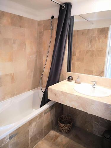 une salle de bain avec un lavabo et une baignoire dans l'établissement Résidence Anthinea - Arcachon - T2 vue sur mer au calme MAE-9544, à Arcachon