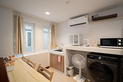 a kitchen with a washer and dryer in a room at 2BR 1BA Home In Yaowarat 5 Min MRT Nivas Wanit ECO in Bangkok