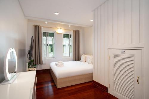 a small bedroom with a bed and a window at 2BR 1BA Home In Yaowarat 5 Min MRT Nivas Wanit ECO in Bangkok