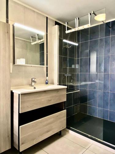 une salle de bain avec un lavabo et une douche dans l'établissement Résidence 385-arcachon - Appartement cosy pour famille, avec parking et balcons privés MAE-8884, à Arcachon