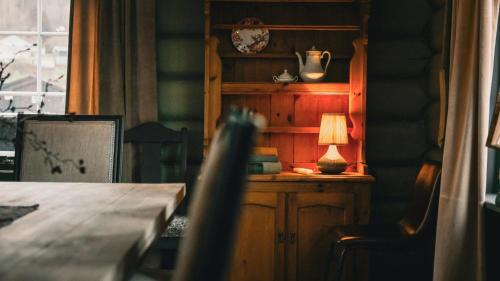 a room with a desk with a lamp on it at Sov Lodge in Vågåmo
