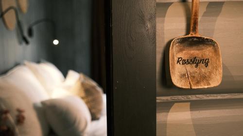 a sign that says reversing hanging on a door at Sov Lodge in Vågåmo