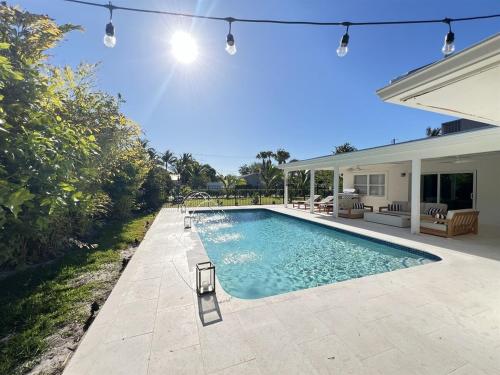 Tranquil Villa with Heated Salt Pool, Bar, & Lanaiの敷地内または近くにあるプール